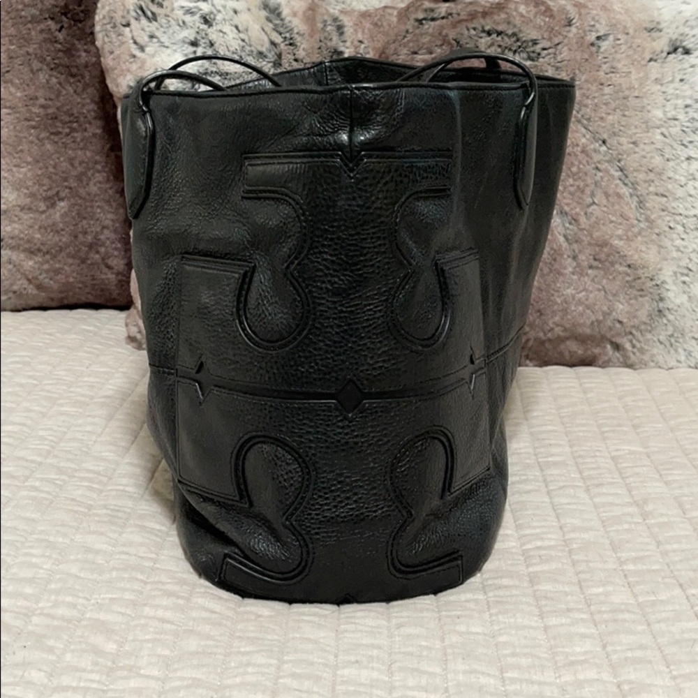 🖤🖤Tory Burch Black Leather Embossed Bucket Tote🖤🖤